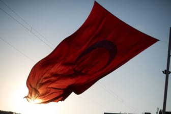 Die türkische Flagge vor einem Sonnenuntergang: Dutzende Verletzte bei Erdbeben im Südosten der Türkei.