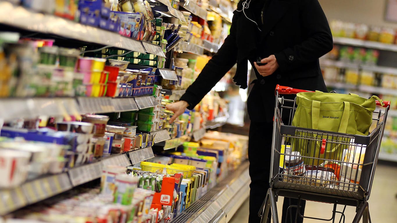 Ein Kunde in einem Supermarkt: Die Verbraucher sind derzeit bereit, mehr Geld für Lebensmittel auszugeben.