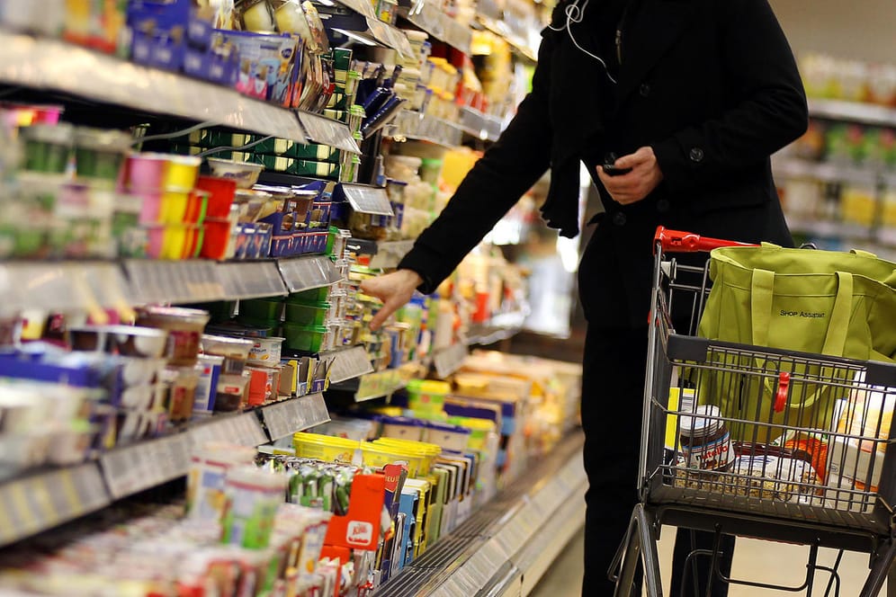 Ein Kunde in einem Supermarkt: Die Verbraucher sind derzeit bereit, mehr Geld für Lebensmittel auszugeben.