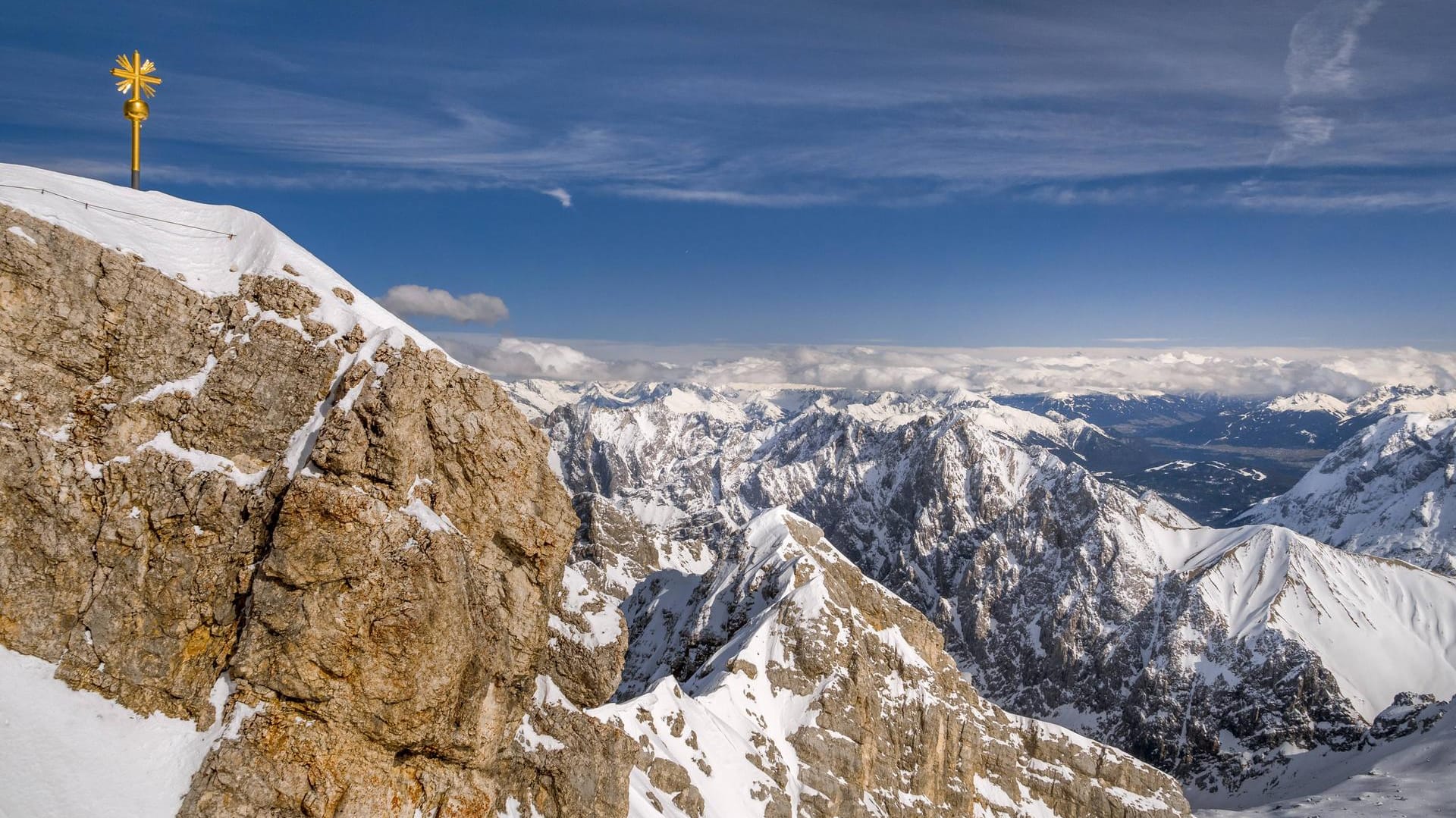 Gipfelkreuz auf der Zugspitze: Nicht weit von dort haben sich zwei AfD-Politiker mit Hitlergruß fotografieren lassen. Nach Angaben von Aktivisten war das Foto für etwa 900 Facebook-Freunde sichtbar.