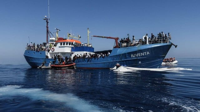 Die "Iuventa" der deutschen Hilfsorganisation "Jugend Rettet" im Einsatz vor der Küste Libyens. Die "Iuventa" der deutschen Hilfsorganisation "Jugend Rettet" im Einsatz vor der Küste Libyens.