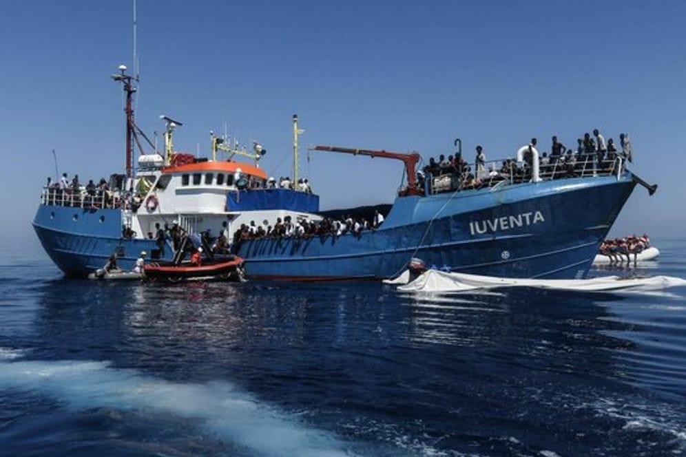 Die "Iuventa" der deutschen Hilfsorganisation "Jugend Rettet" im Einsatz vor der Küste Libyens.