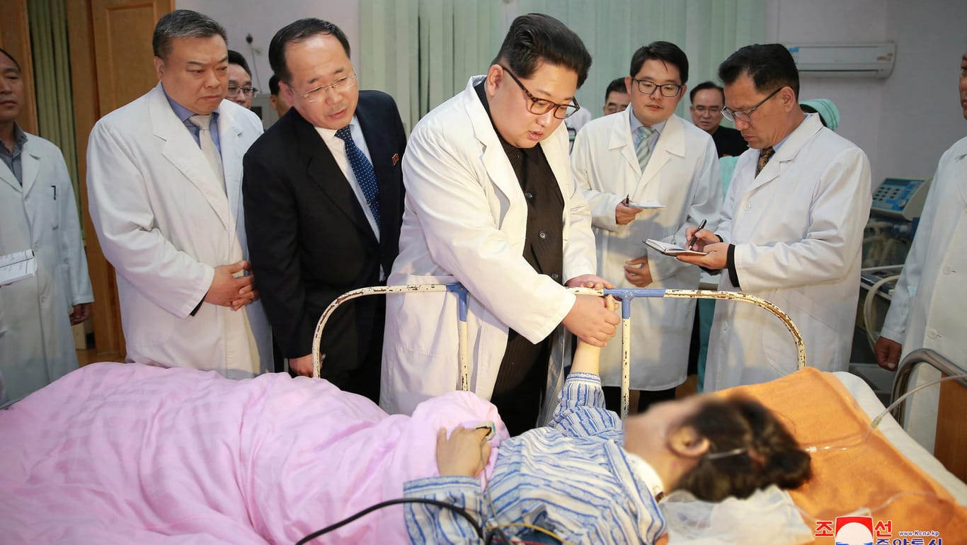Nordkoreas Machthaber Kim Jong Un reicht Unfallopfer die Hand: Nordkoreas Machthaber besucht chinesische Unfallopfer im Krankenhaus.