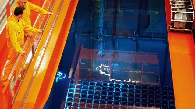 Kraftwerkstechniker über dem Abklingbecken des Atomkraftwerks Emsland in Lingen. Kraftwerkstechniker über dem Abklingbecken des Atomkraftwerks Emsland in Lingen.