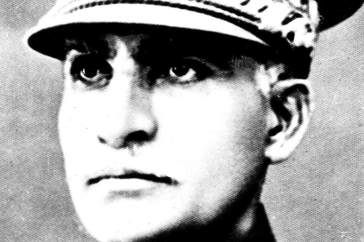 Porträt von Schah Reza Pahlavi: Die Entdeckung eines mumifizierten Leichnams in der Nähe eines ehemaligen Mausoleums im Iran hat zu der Vermutung Anlass gegeben, dass es sich um die Überreste des verstorbenen Schah Reza Pahlavi.