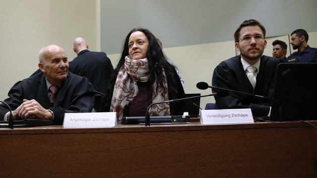 Beate Zschäpe sitzt neben ihren Anwälten Hermann Borchert (l) und Mathias Grasel im Gerichtssaal im Oberlandesgericht. Beate Zschäpe sitzt neben ihren Anwälten Hermann Borchert (l) und Mathias Grasel im Gerichtssaal im Oberlandesgericht.