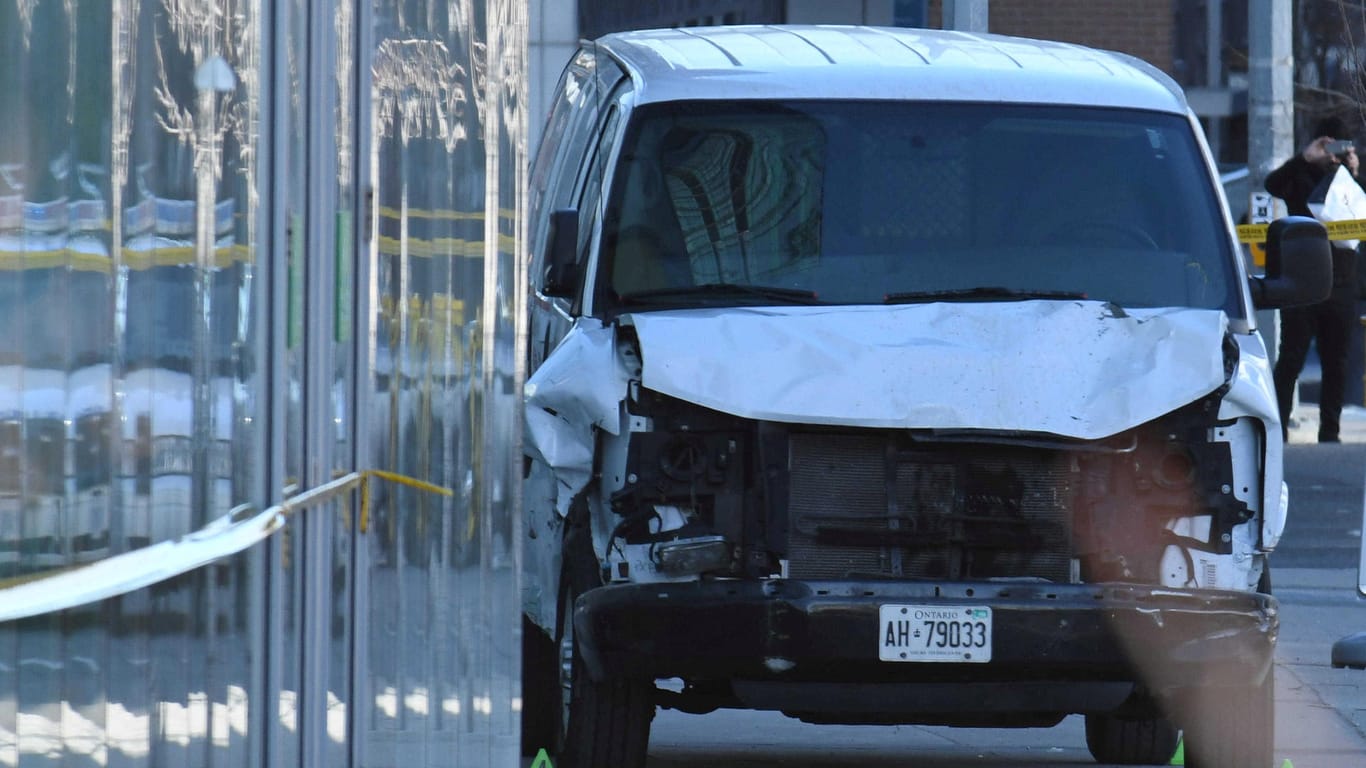 Der demolierte Lieferwagen der Amokfahrt in Toronto: Mit ihm tötete Alek M. 10 Menschen.