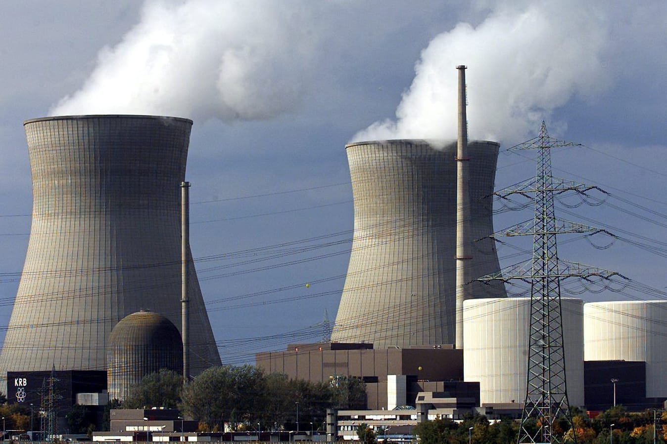 Wasserdampf steigt aus den Kühltürmen des Atomkraftwerks Gundremmingen, Bayern: Laut einer Studie des Bundes für Umwelt und Naturschutz Deutschland ist die Sicherheit deutscher Atomkraftwerke mangelhaft.