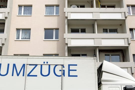 Der Lkw einer Umzugsfirma steht vor einem Wohnhaus.
