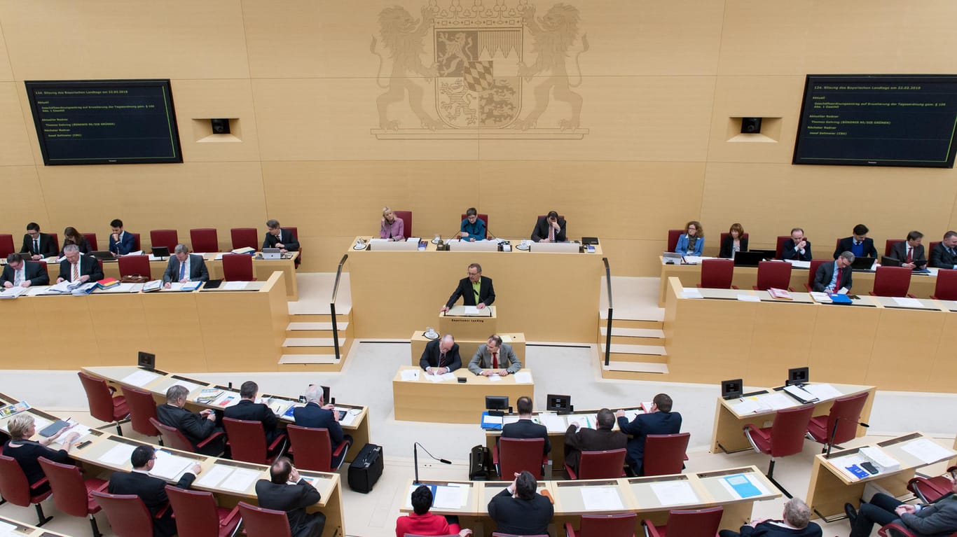 Der Plenarsaal des bayerischen Landtags: Nach heftiger Kritik am geplanten Psychiatriegesetz von Ministerpräsident Markus Söder, will die Regierung nun Änderungen vornehmen.
