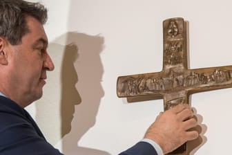 Markus Söder, Bayerischer Ministerpräsident (CSU), hängt ein Kreuz im Eingangsbereich der bayerischen Staatskanzlei auf: In jeder bayerischen Behörde muss künftig ein Kreuz hängen.
