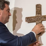 Markus Söder, Bayerischer Ministerpräsident (CSU), hängt ein Kreuz im Eingangsbereich der bayerischen Staatskanzlei auf: In jeder bayerischen Behörde muss künftig ein Kreuz hängen.
