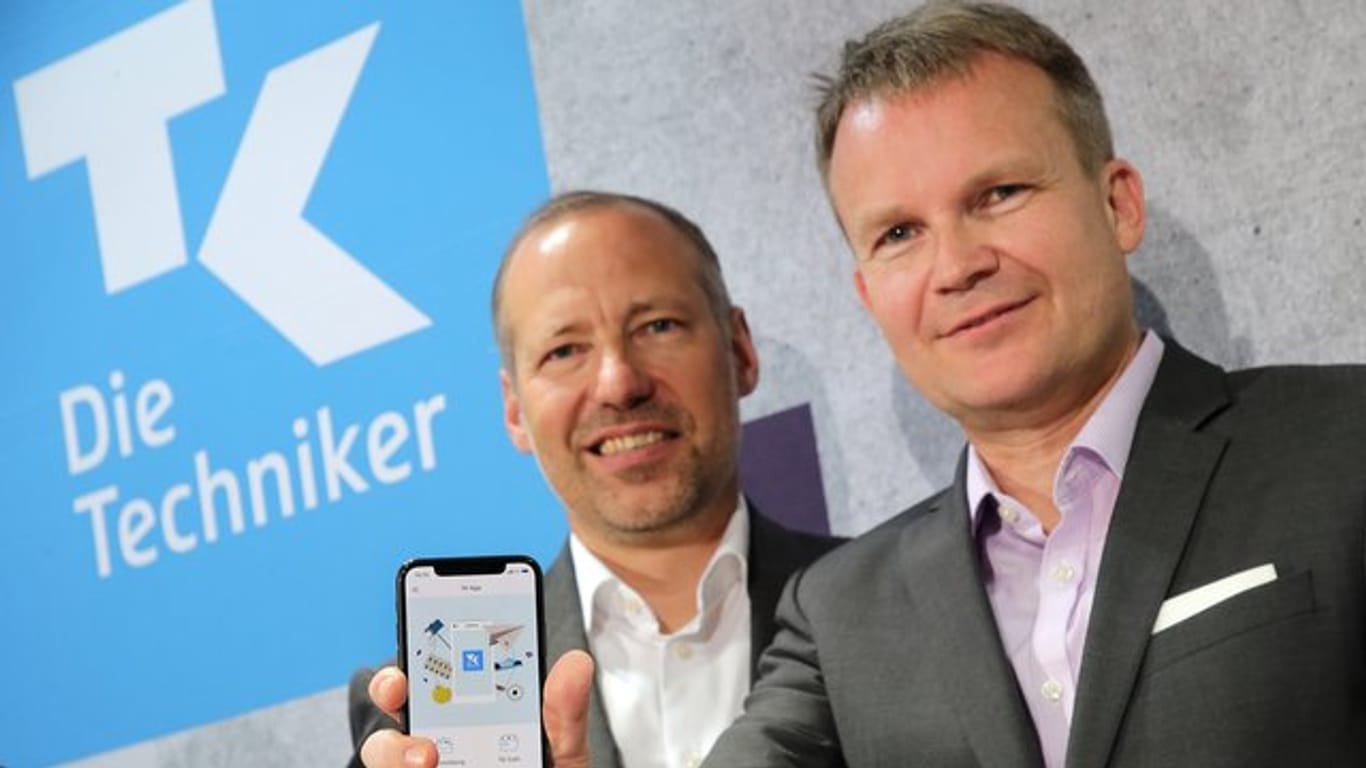 Jens Baas (r), Vorstand der TK und Matthias Hartmann, Geschäftsführer IBM Deutschland, zeigen eine App zum Start einer "Elektronischen Gesundheitsakte".