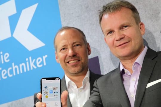 Jens Baas (r), Vorstand der TK und Matthias Hartmann, Geschäftsführer IBM Deutschland, zeigen eine App zum Start einer "Elektronischen Gesundheitsakte".
