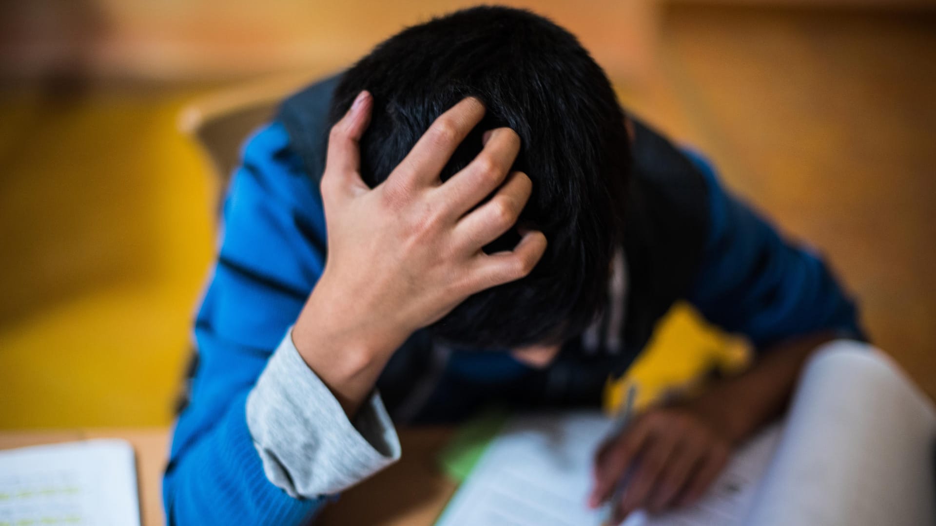 Ein Kind bei den Hausaufgaben: Manchmal können die Schularbeiten Kinder zum Verzweifeln bringen – deshalb rief ein Junge kurzerhand die Polizei. (Symbolbild) Ein Kind bei den Hausaufgaben: Manchmal können die Schularbeiten Kinder zum Verzweifeln bringen – deshalb rief ein Junge kurzerhand die Polizei. (Symbolbild)
