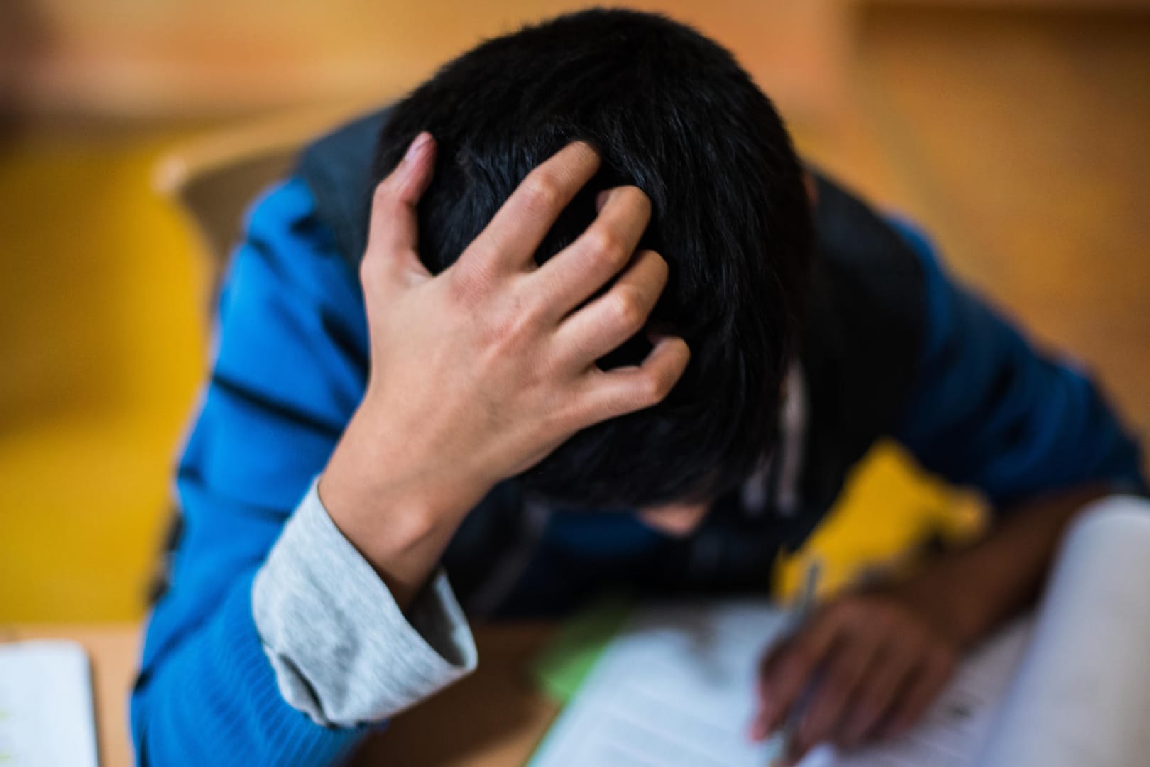 Ein Kind bei den Hausaufgaben: Manchmal können die Schularbeiten Kinder zum Verzweifeln bringen – deshalb rief ein Junge kurzerhand die Polizei. (Symbolbild)