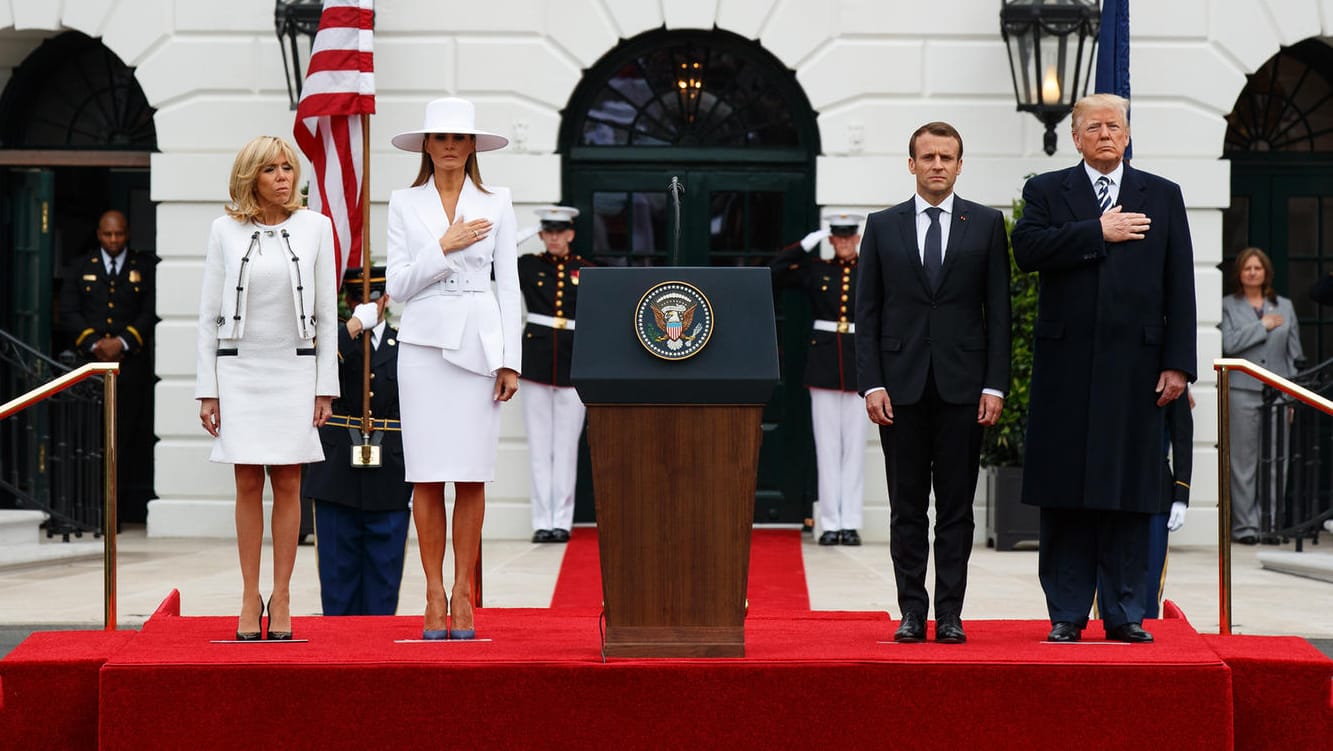 Donald Trump und die First Lady Melania Trump empfangen den französischen Präsidenten Emmanuel Macron und seine Frau Brigitte mit militärischen Ehren vorm Weißen Haus. Donald Trump und die First Lady Melania Trump empfangen den französischen Präsidenten Emmanuel Macron und seine Frau Brigitte mit militärischen Ehren vorm Weißen Haus.
