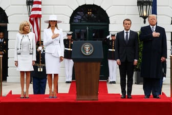 Donald Trump und die First Lady Melania Trump empfangen den französischen Präsidenten Emmanuel Macron und seine Frau Brigitte mit militärischen Ehren vorm Weißen Haus.