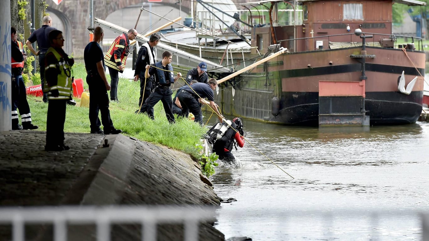 Taucher der Feuerwehr an der Saar: Die Spezialeinheiten der Feuerwehr suchen den Jungen, der nach einem Streit im Fluss ertrank.