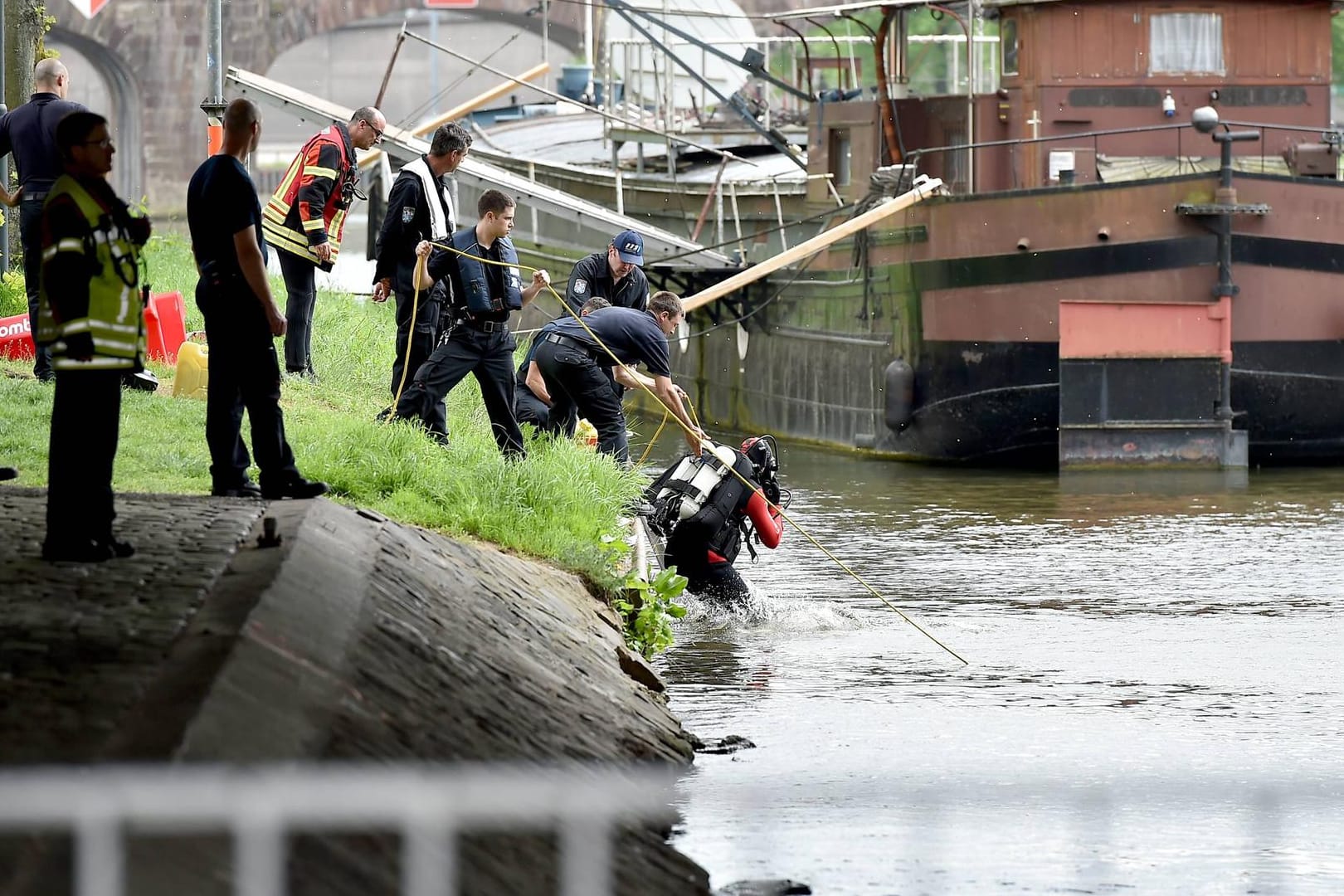 Taucher der Feuerwehr an der Saar: Die Spezialeinheiten der Feuerwehr suchen den Jungen, der nach einem Streit im Fluss ertrank.