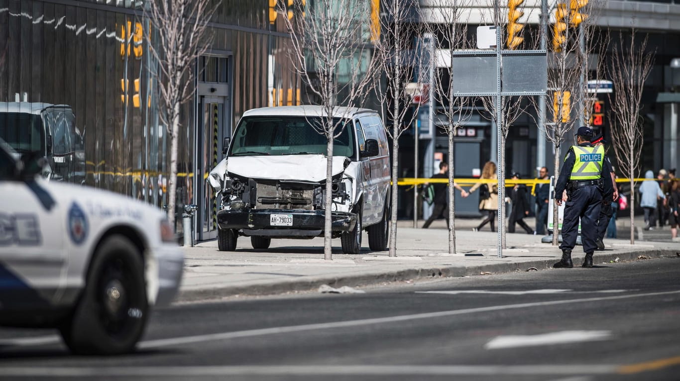 Amokfahrt in Toronto: Der Attentäter brachte den ramponierten Lieferwagen auf einem Gehweg zum Stehen.