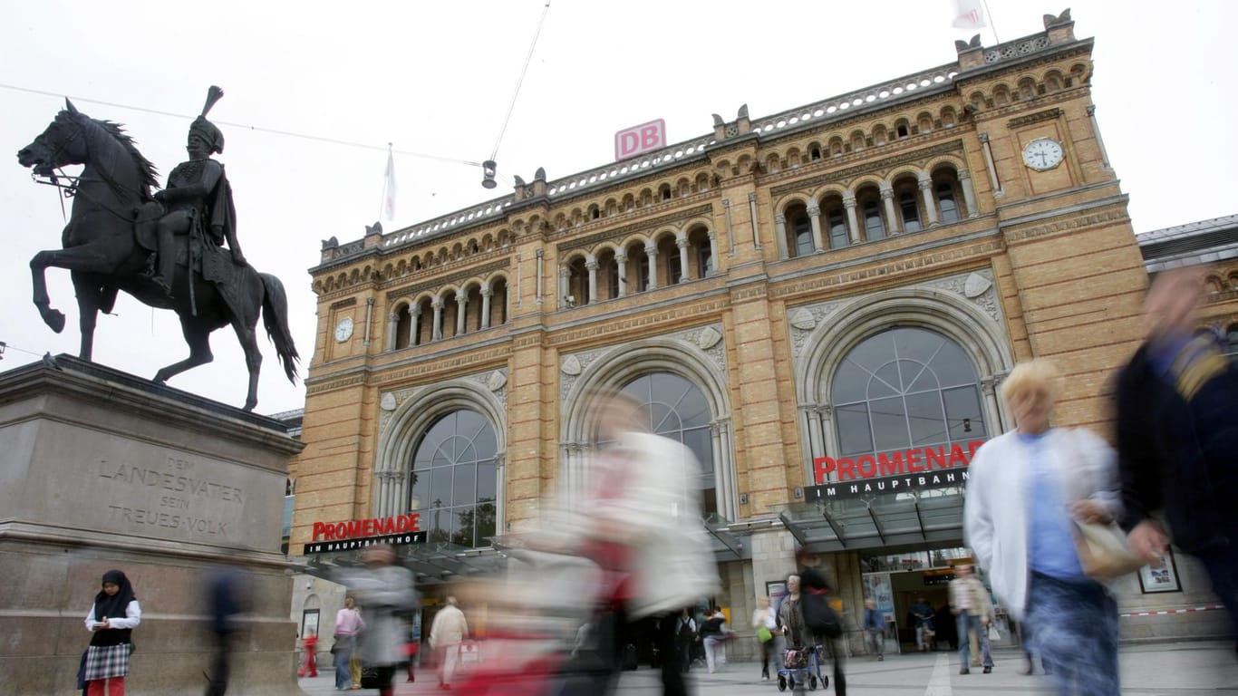Der Bahnhofsvorplatz in Hannover: Knapp 63.000 Euro hat eine 80-Jährige hier vergessen.