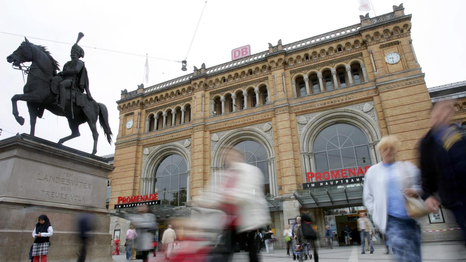 Der Bahnhofsvorplatz in Hannover: Knapp 63.000 Euro hat eine 80-Jährige hier vergessen. Der Bahnhofsvorplatz in Hannover: Knapp 63.000 Euro hat eine 80-Jährige hier vergessen.