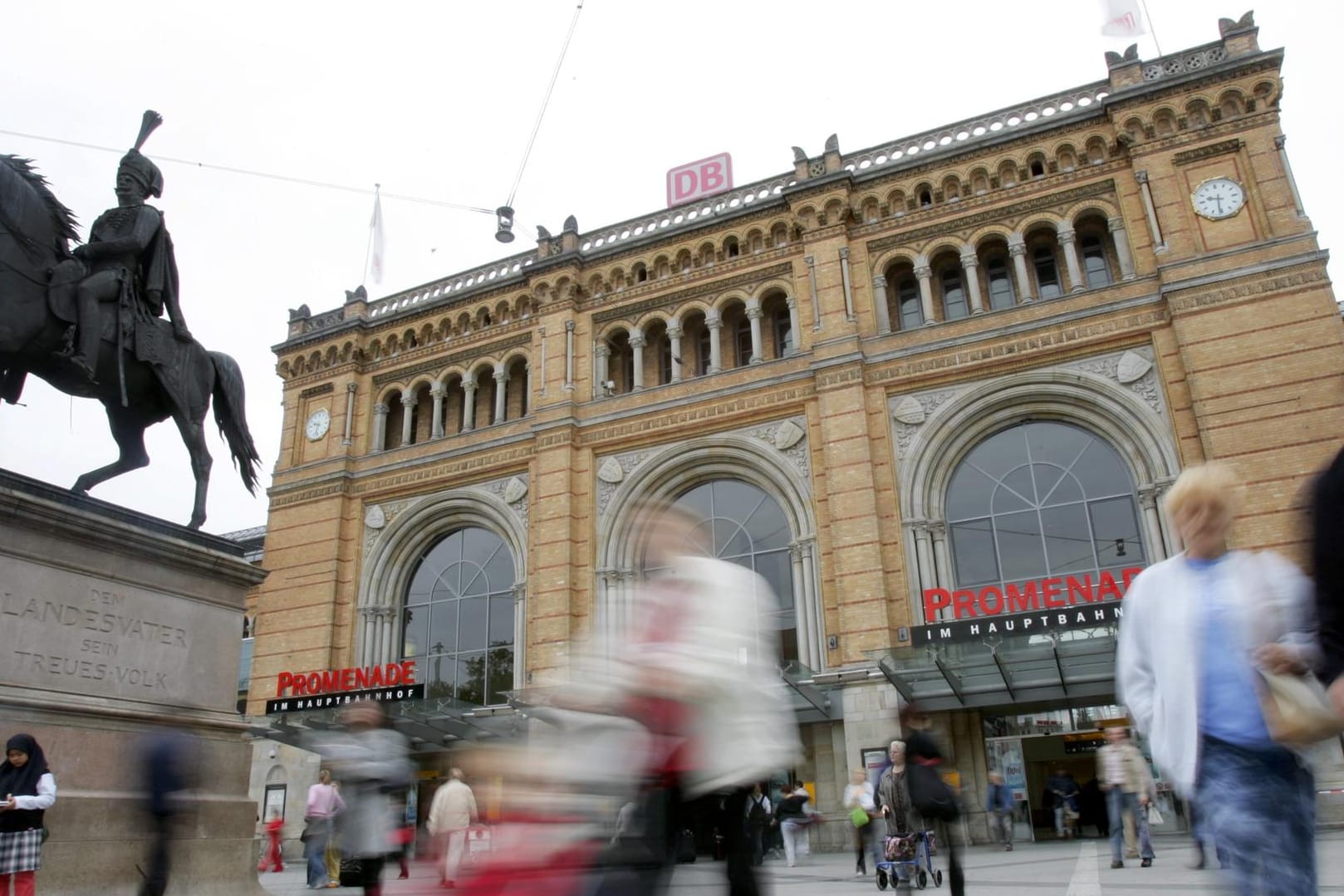 Der Bahnhofsvorplatz in Hannover: Knapp 63.000 Euro hat eine 80-Jährige hier vergessen.