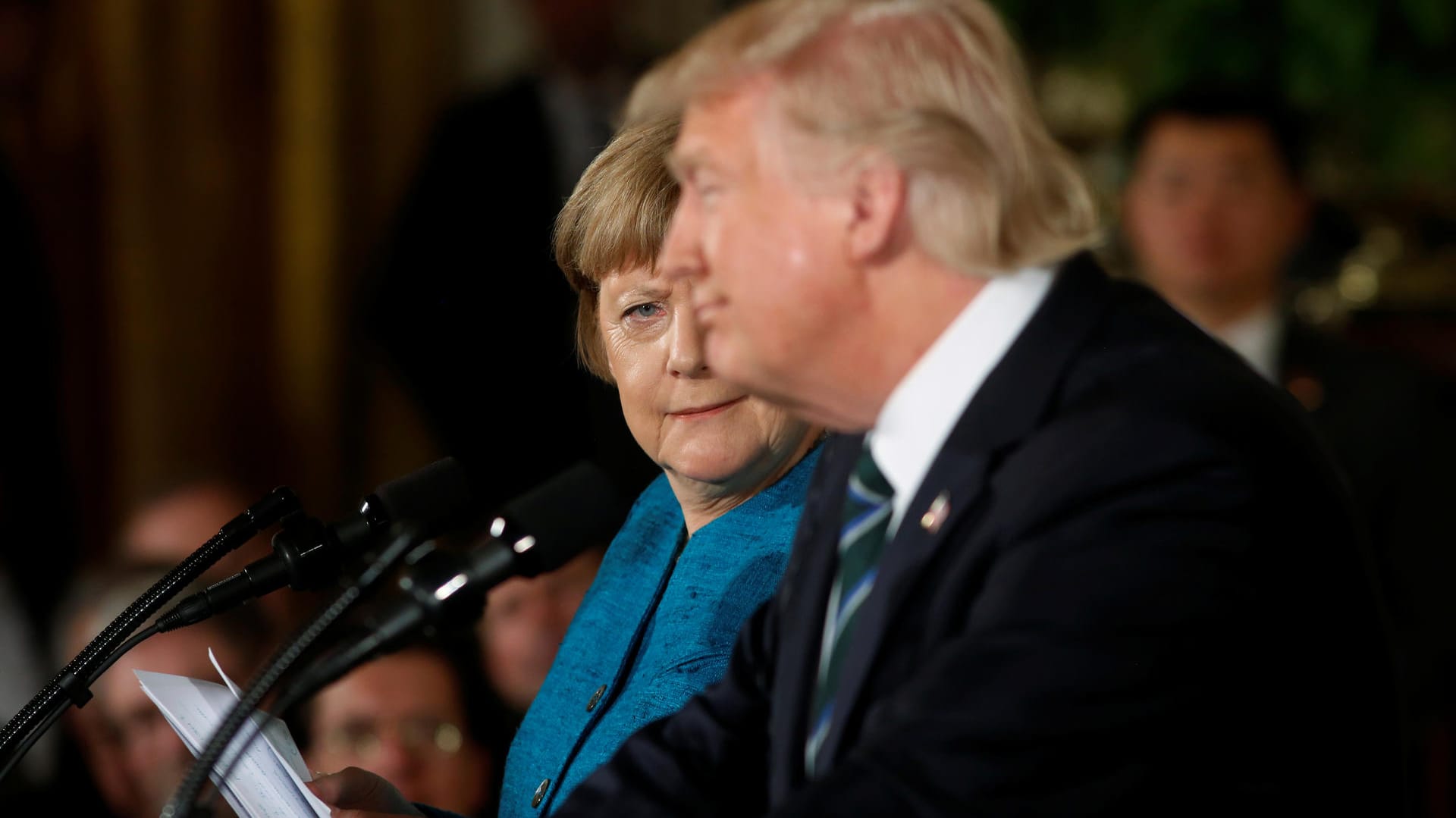 Merkel beim ersten Besuch im Weißen Haus: Bisweilen schaute sie Trump irritiert an.