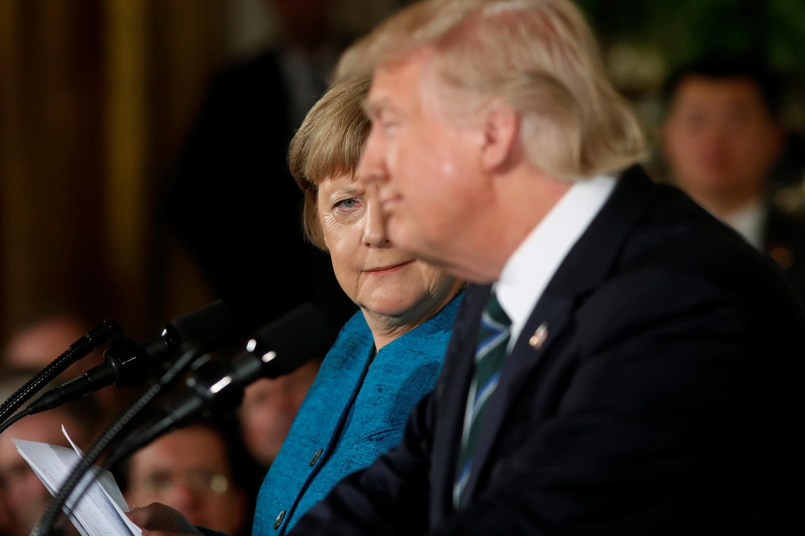 Merkel beim ersten Besuch im Weißen Haus: Bisweilen schaute sie Trump irritiert an.