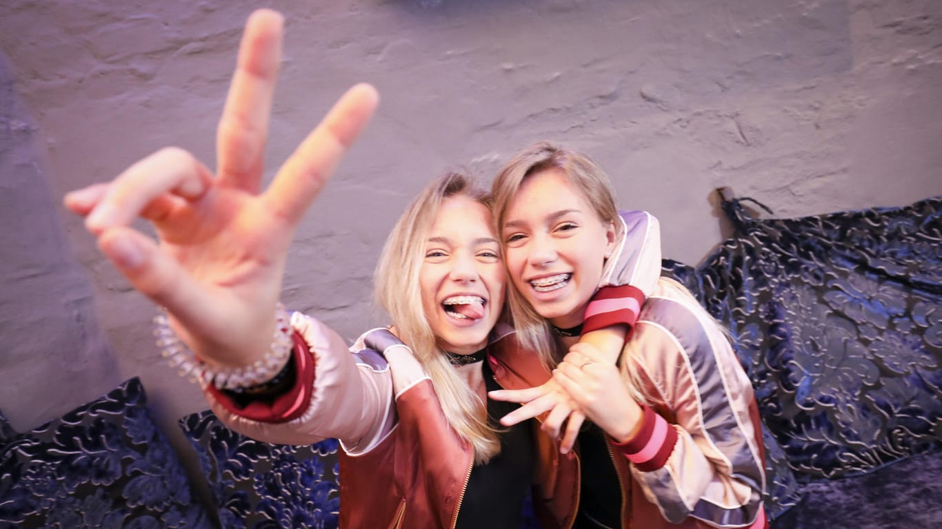 Die Musical.ly-Stars Lisa und Lena: Viele junge Mädchen eifern ihnen nach – das kann auch gefährlich werden.