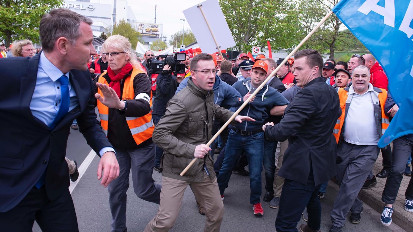 Die Demonstranten drängen Björn Höcke weg: Der AfD-Politiker ist bei dem Protest nicht erwünscht.