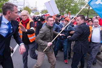 Die Demonstranten drängen Björn Höcke weg: Der AfD-Politiker ist bei dem Protest nicht erwünscht.