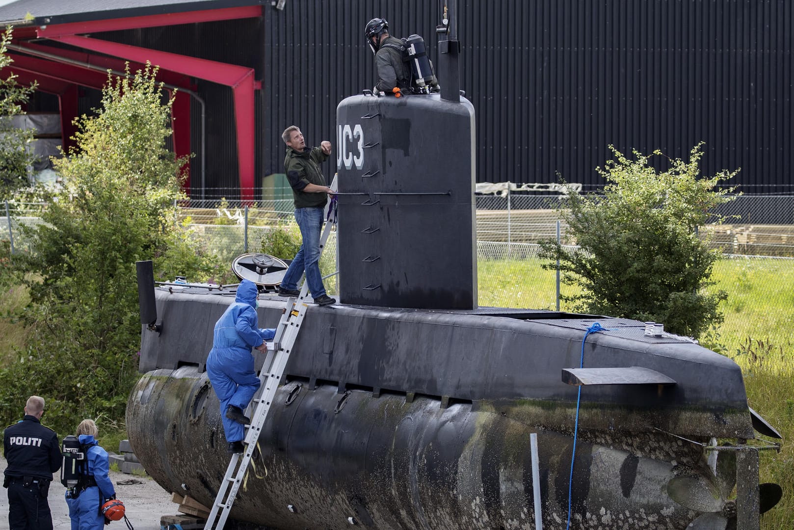 Das U-Boot "Nautilus" wird von Beamten untersucht: Die Staatsanwaltschaft in Kopenhagen wirft Peter Madsen vor, die schwedische Journalistin Kim Wall in seinem U-Boot ermordet zu haben.