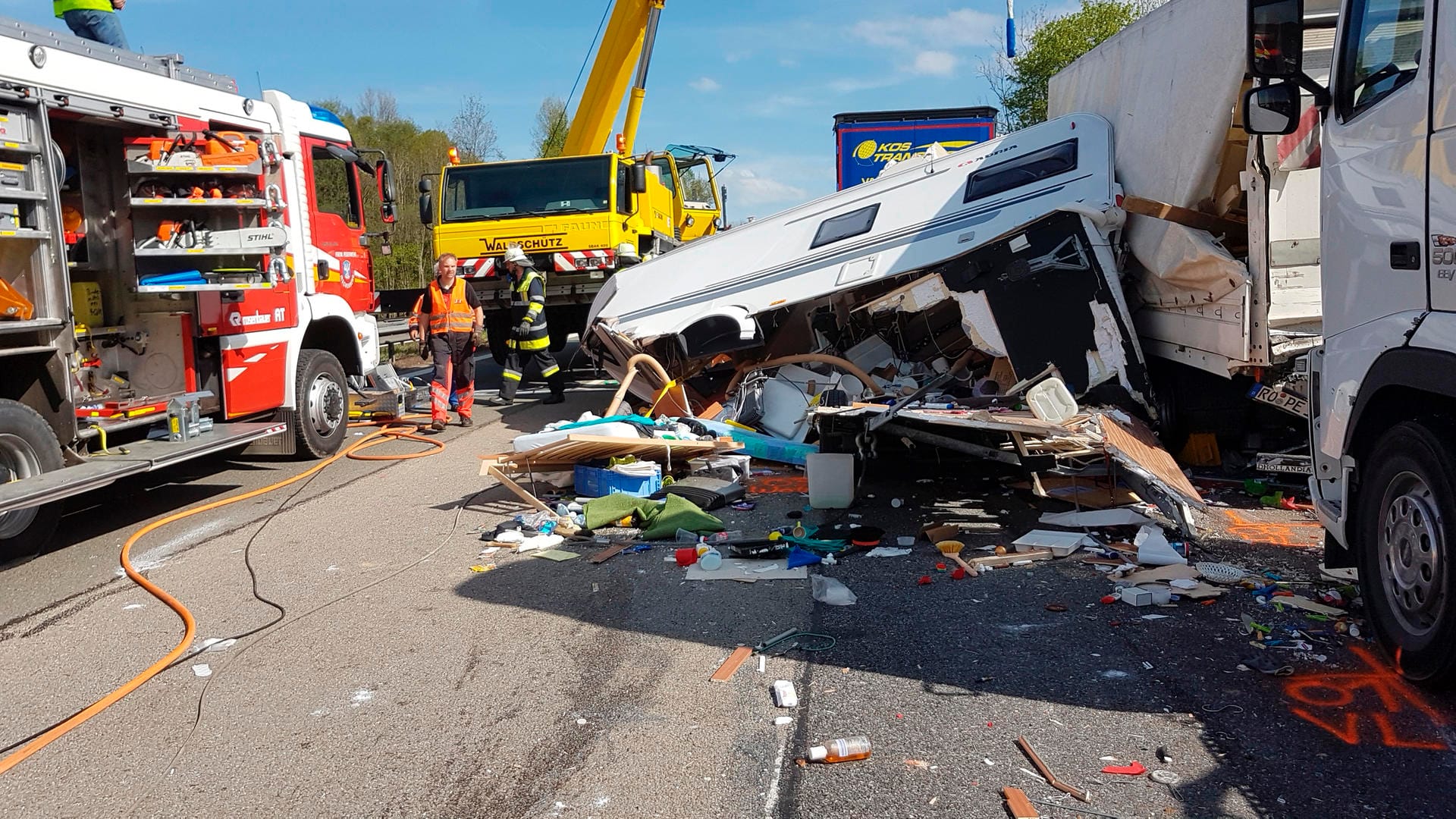 Der zerstörte Wohnwagen: Ein tödlicher Unfall in Oberbayern kostete einen Menschen das Leben. Der zerstörte Wohnwagen: Ein tödlicher Unfall in Oberbayern kostete einen Menschen das Leben.