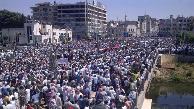 Proteste gegen Baschar al-Assad im Juni 2011 in Deir al-Zour: Erst nach einigen Monaten wandelten sich die Demonstrationen in einen Bürgerkrieg, als die Regierung die Proteste mit Gewalt bekämpfte.