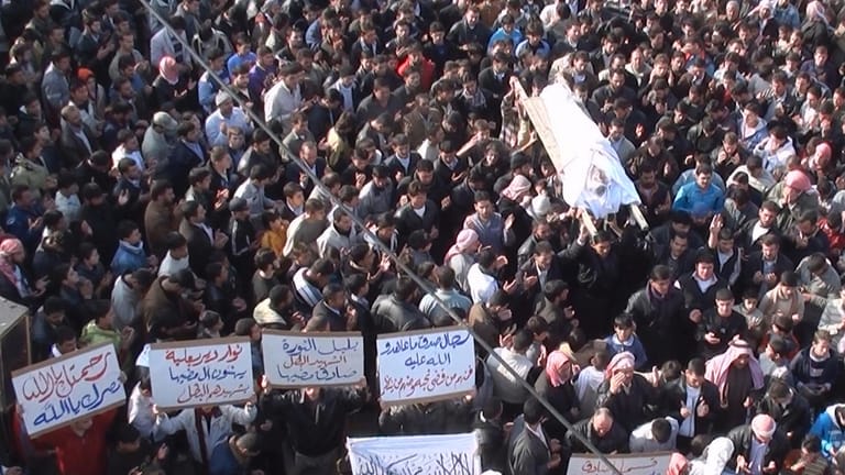 Regierungsgegner in Deir Balaba tragen einen Toten zu Grabe: Im Laufe des Krieges sind nach Angaben von Aktivisten mindestens 350.000 Menschen gestorben.