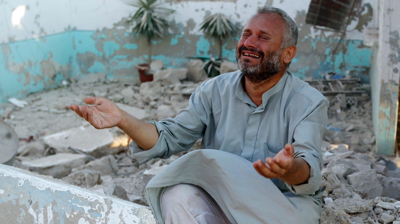 Ein Mann vor den Resten seines zerstörten Hauses in Azaz: Große Teile ganzer Städte sind zerstört, auch die Metropole Aleppo.