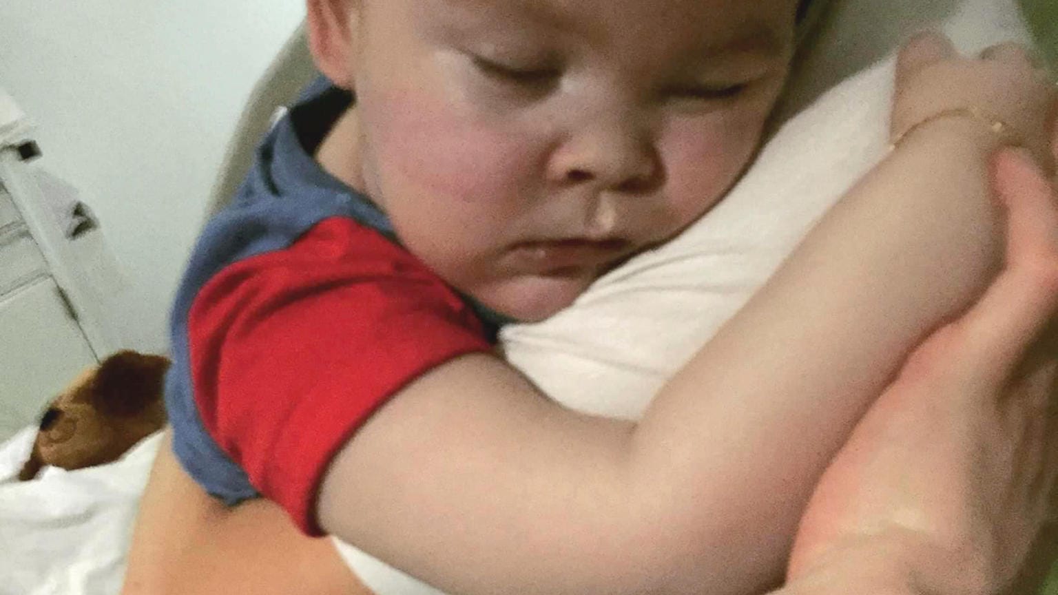 Der schwerkranke Junge Alfie Evans in der Armen seiner Mutter: Alfie Evans leidet an einer nicht klar diagnostizierten neurologischen Erkrankung und wurde durch Maschinen am Leben gehalten. Lange gingen seine Eltern vergeblich gegen das Abstellen der Maschinen vor. Jetzt atmet er ohne Hilfe weiter.