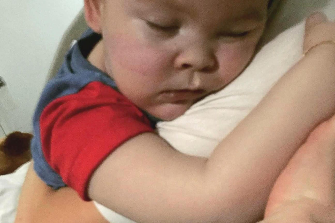 Der schwerkranke Junge Alfie Evans in der Armen seiner Mutter: Alfie Evans leidet an einer nicht klar diagnostizierten neurologischen Erkrankung und wurde durch Maschinen am Leben gehalten. Lange gingen seine Eltern vergeblich gegen das Abstellen der Maschinen vor. Jetzt atmet er ohne Hilfe weiter.