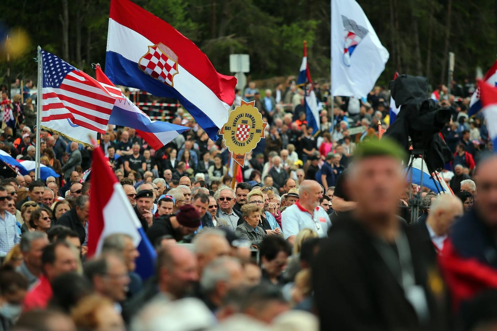 Menschenansammlung und Flaggen auf der vergangenen Gedenkfeier der Ustascha-Soldaten in Bleiburg: Zu der diesjährigen Gedenkfeier der Ustascha-Soldaten werden mit unter zahlreiche Neonazis erwartet. Die österreichische Regierung kann dieses Aufmarsch angeblich nicht verhindern.