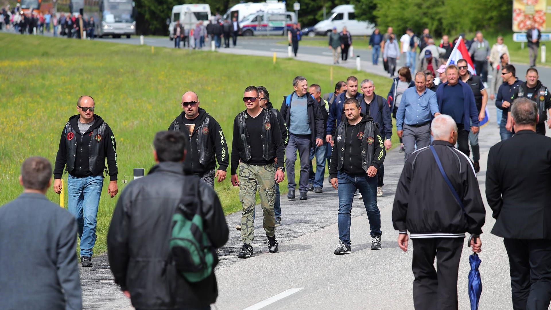 Zahlreiche Menschen, darunter Neonazis aus ganz Europa und Ustascha-Sympathisanten aus Kroatien, auf dem Weg zu einer Gedenkfeier: Erneut findet in eine Gedenkveranstaltung der Ustascha-Soldaten statt. Den Neonazi-Aufmarsch kann Österreich angeblich nicht verbieten.