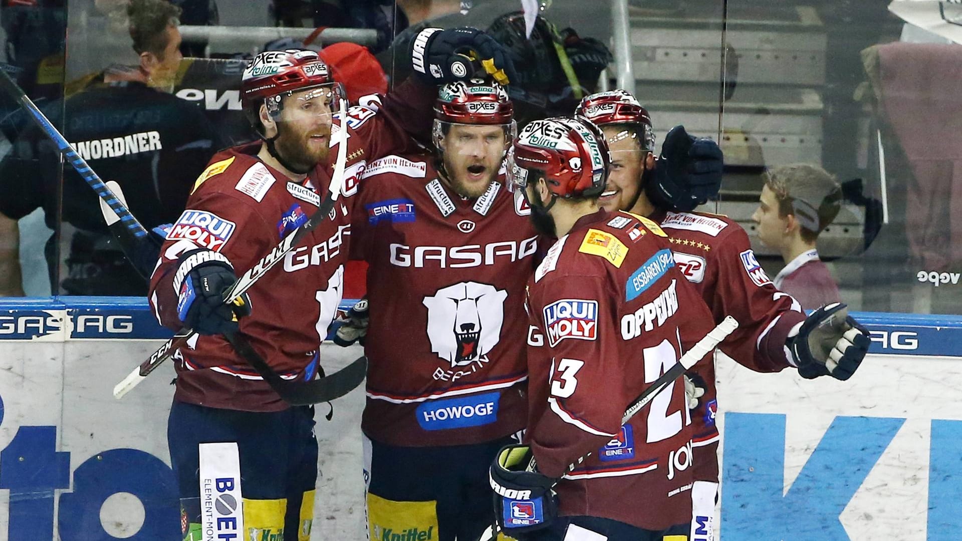 Jubelnde Eisbären: Die Berliner feiern den Treffer zum zwischenzeitlichen 3:1 durch Jamie MacQueen (m.).