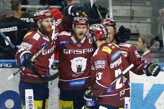 Jubelnde Eisbären: Die Berliner feiern den Treffer zum zwischenzeitlichen 3:1 durch Jamie MacQueen (m.).