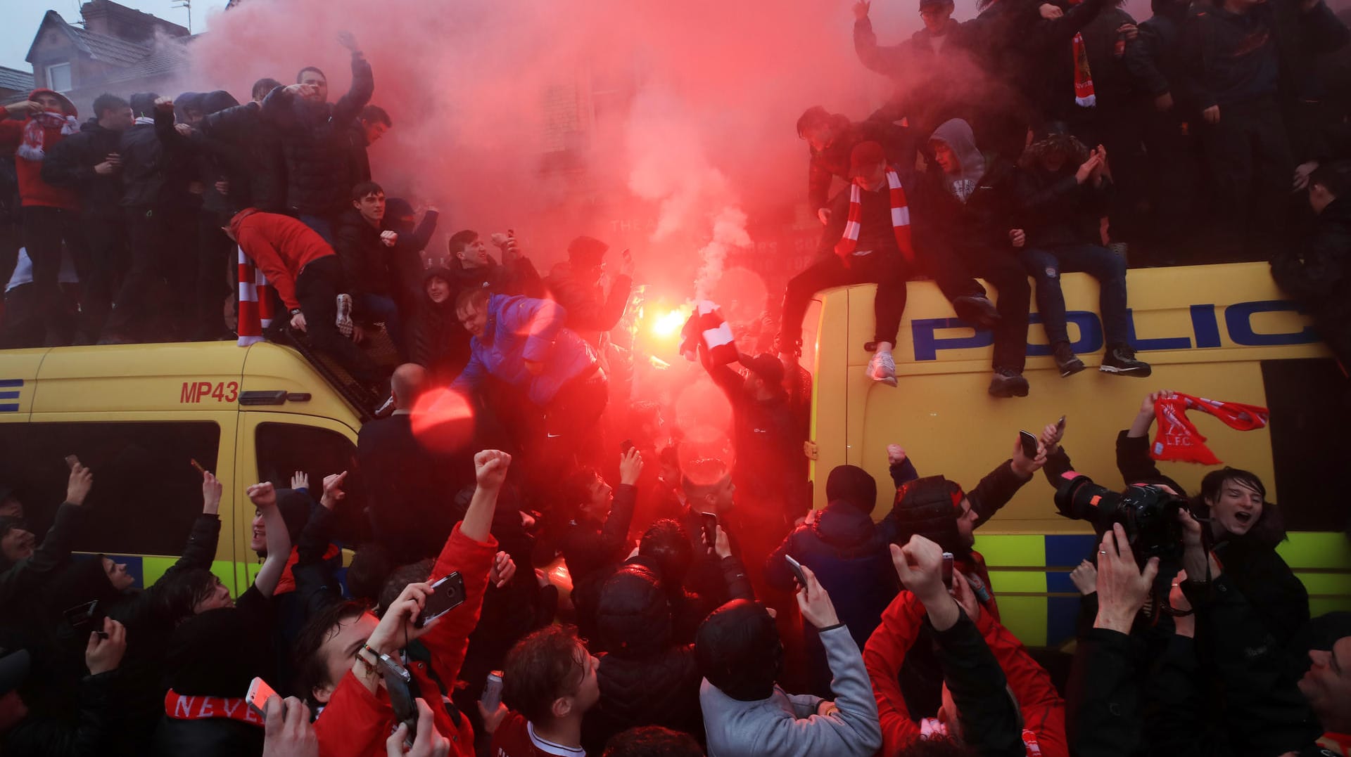 Liverpool-Fans randalieren: Sie sprangen auf Polizeiwagen und brannten Pyro-Technik ab. Liverpool-Fans randalieren: Sie sprangen auf Polizeiwagen und brannten Pyro-Technik ab.