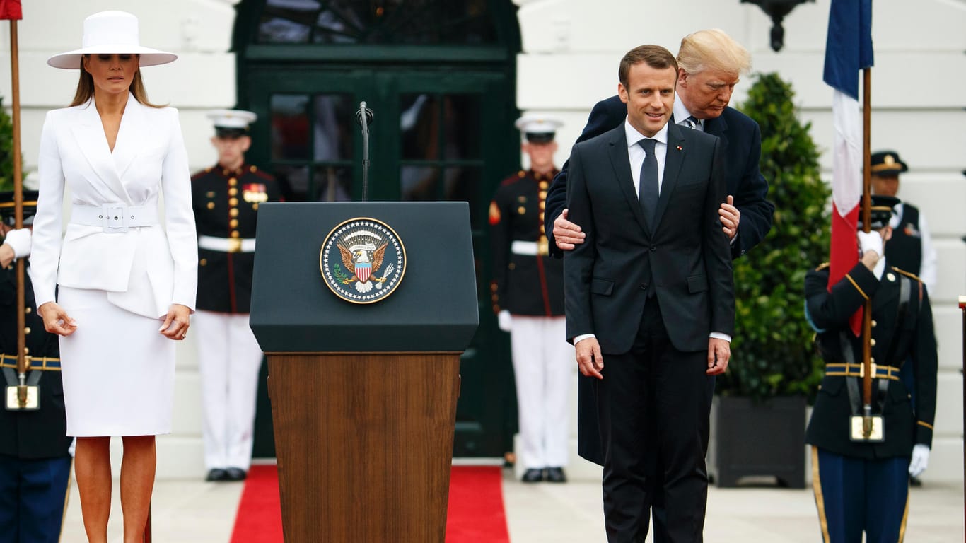Erster Akt: Bei der Empfangszeremonie weist Trump Macron seinen Platz zu