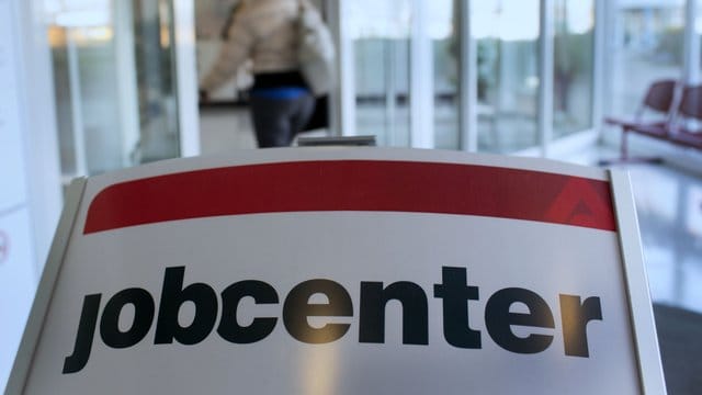 Auch wenn es mit dem Sachbearbeiter Probleme gibt, haben Hartz-IV-Bezieher keinen Anspruch auf einen neuen Sachbearbeiter. Auch wenn es mit dem Sachbearbeiter Probleme gibt, haben Hartz-IV-Bezieher keinen Anspruch auf einen neuen Sachbearbeiter.