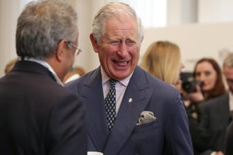 Gut gelaunter Opa: Prinz Charles ist entzückt über die Geburt seines neuen Enkels.