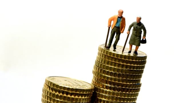 Die Bezüge für die rund 21 Millionen Rentner sollen zum 1. Die Bezüge für die rund 21 Millionen Rentner sollen zum 1.