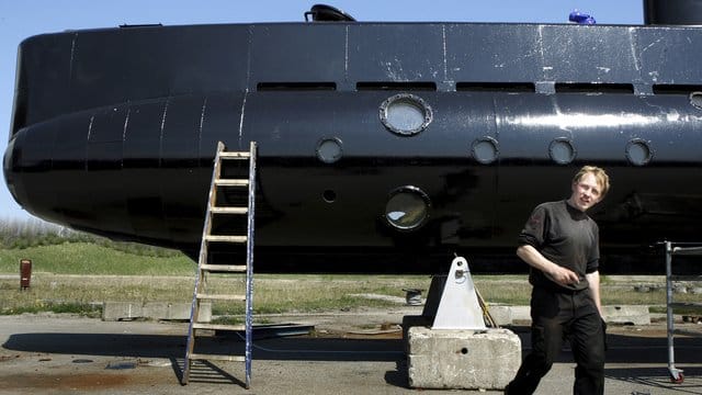 Peter Madsen vor seinem U-Boot, der "Nautilus".